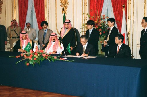 Prime Minister Obuchi signs a document during the Signed Document Exchange Ceremony in Hagoromo no Ma, as Crown Prince Abudullah watches on